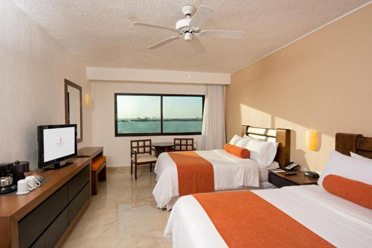 Flamingo Cancún — Lake view room