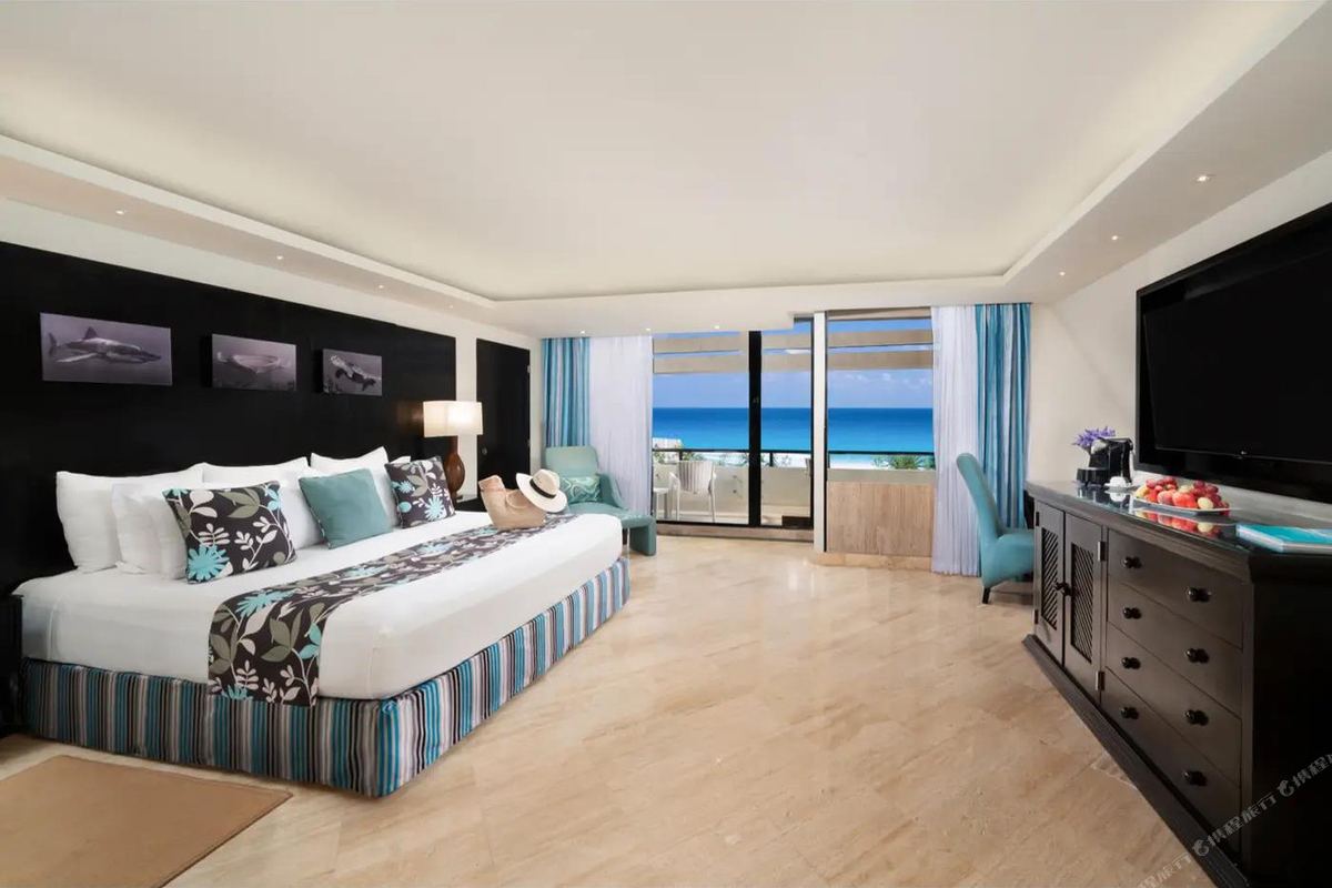 The Pyramid Cancún by Oasis